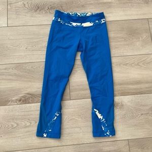 Lululemon Cropped Blue Legging with Floral Detailing Size 2